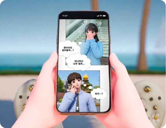 플레이툰에서 웹툰을 보는 손과 스마트폰